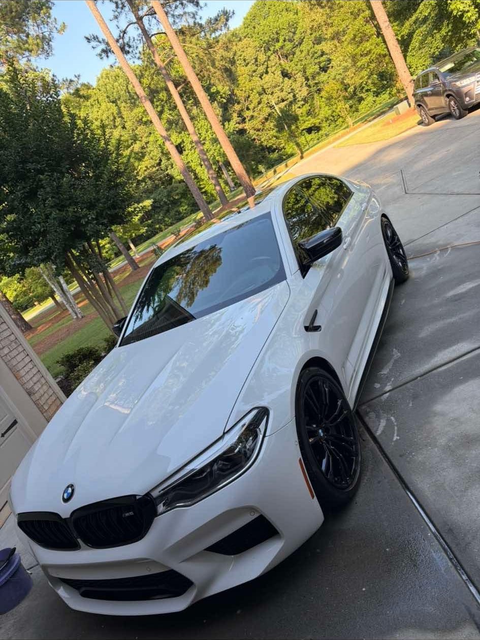 White BMW M5 with glossy paint after the Signature Ceramic package